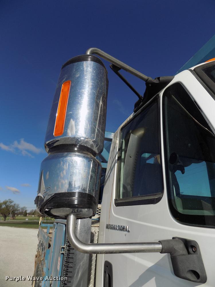 image for item DE7659 2005 International 7400 digger derrick truck