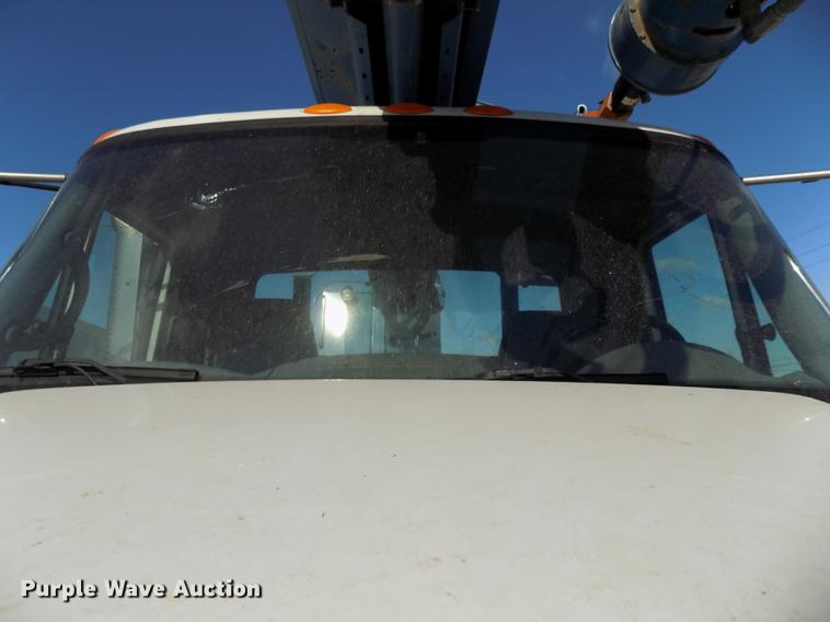 image for item DE7659 2005 International 7400 digger derrick truck