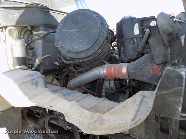 image for item DE7659 2005 International 7400 digger derrick truck