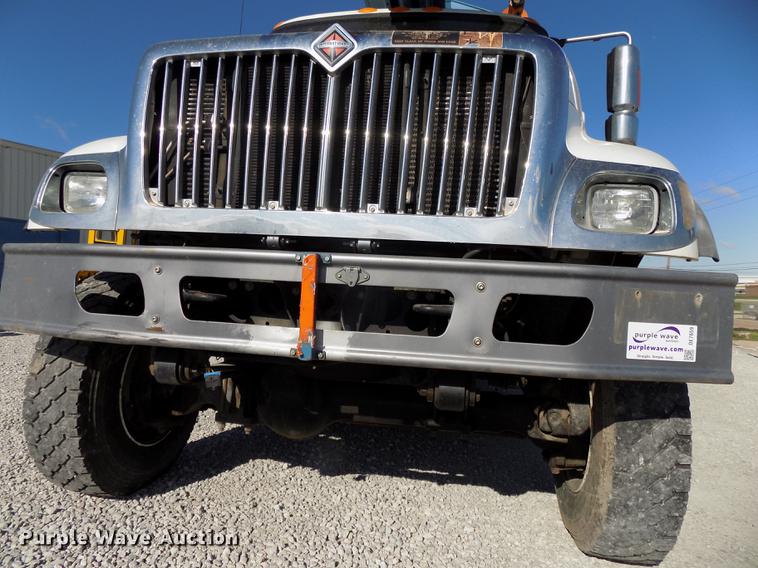 image for item DE7659 2005 International 7400 digger derrick truck