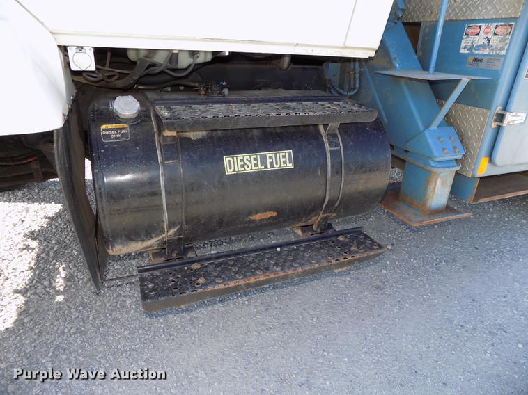 image for item DE7659 2005 International 7400 digger derrick truck