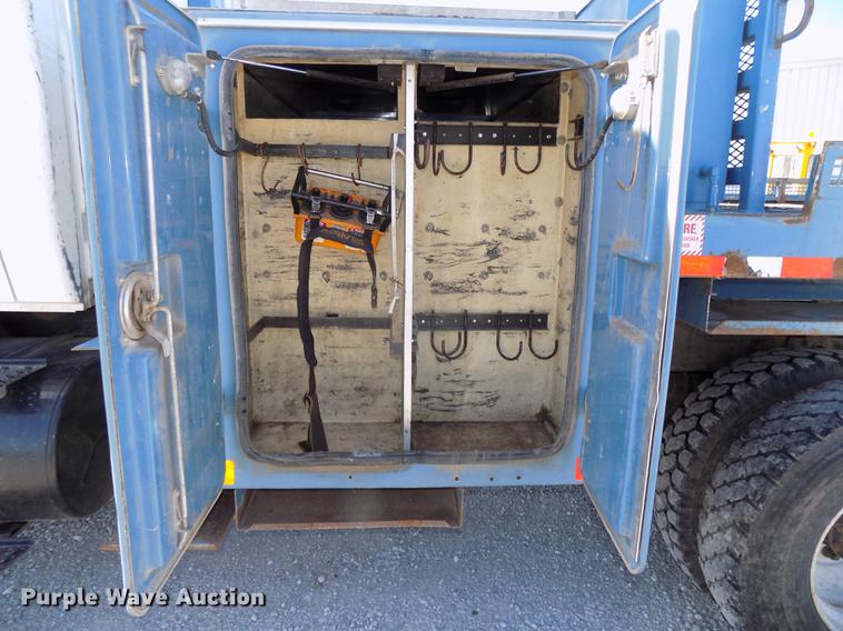 image for item DE7659 2005 International 7400 digger derrick truck