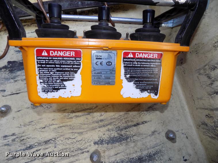 image for item DE7659 2005 International 7400 digger derrick truck