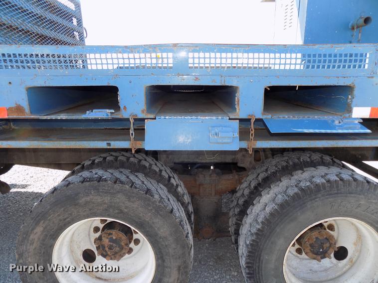 image for item DE7659 2005 International 7400 digger derrick truck