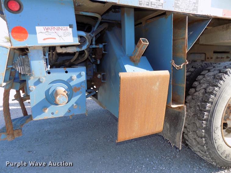 image for item DE7659 2005 International 7400 digger derrick truck