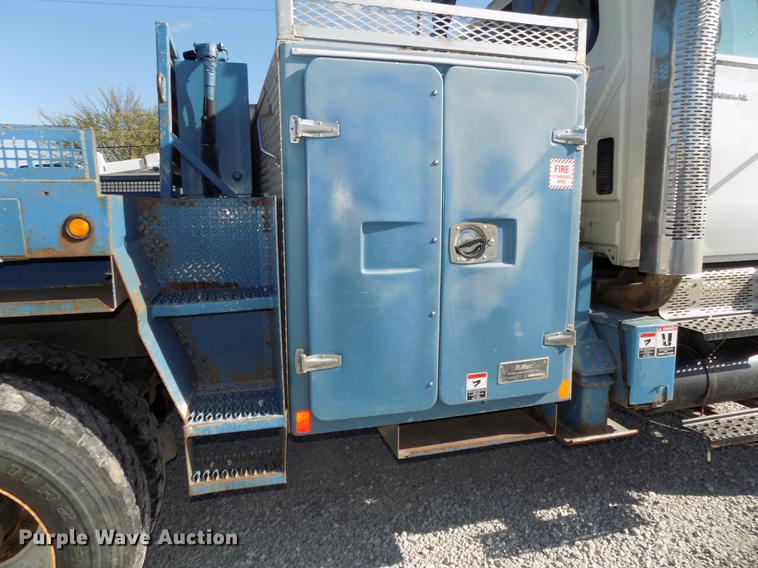 image for item DE7659 2005 International 7400 digger derrick truck