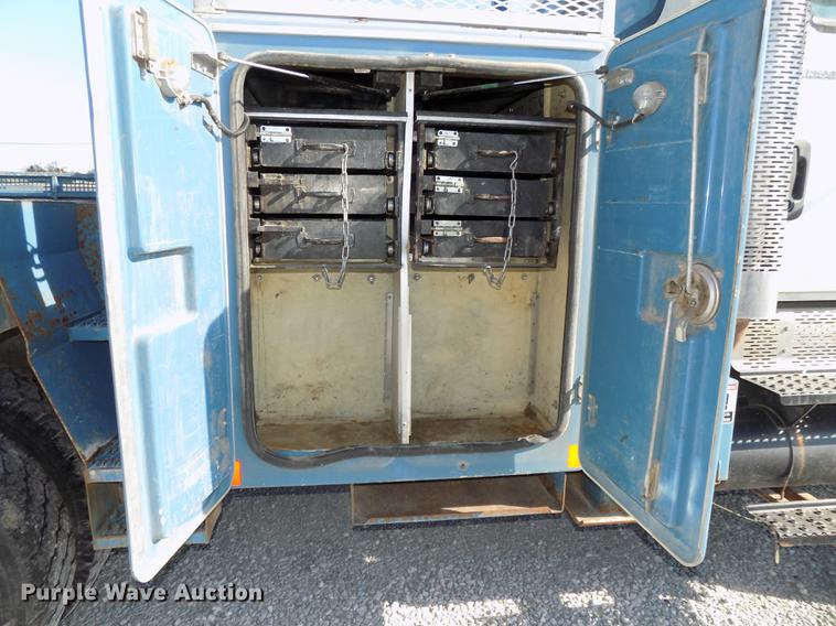 image for item DE7659 2005 International 7400 digger derrick truck