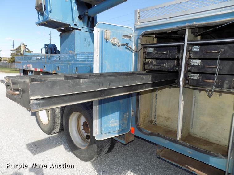 image for item DE7659 2005 International 7400 digger derrick truck