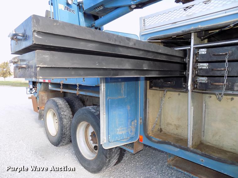 image for item DE7659 2005 International 7400 digger derrick truck