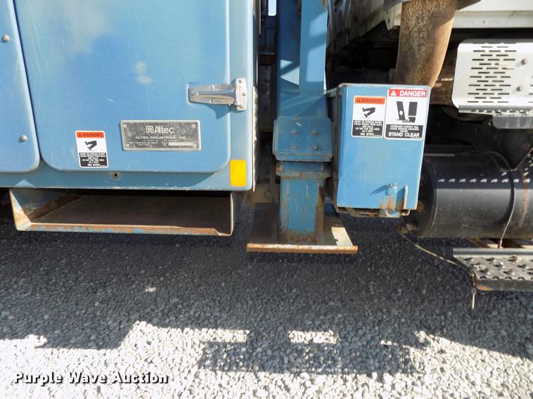 image for item DE7659 2005 International 7400 digger derrick truck