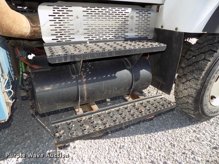 image for item DE7659 2005 International 7400 digger derrick truck