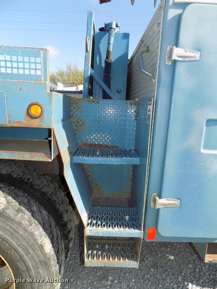 image for item DE7659 2005 International 7400 digger derrick truck