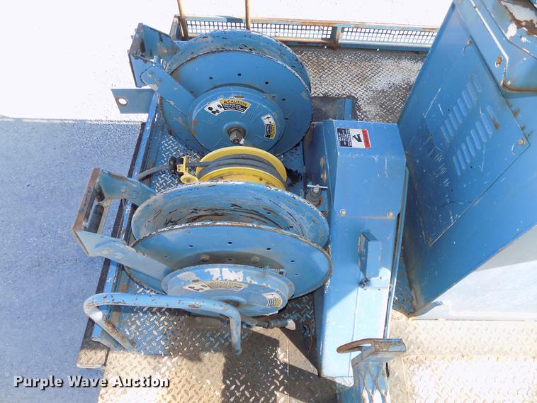 image for item DE7659 2005 International 7400 digger derrick truck