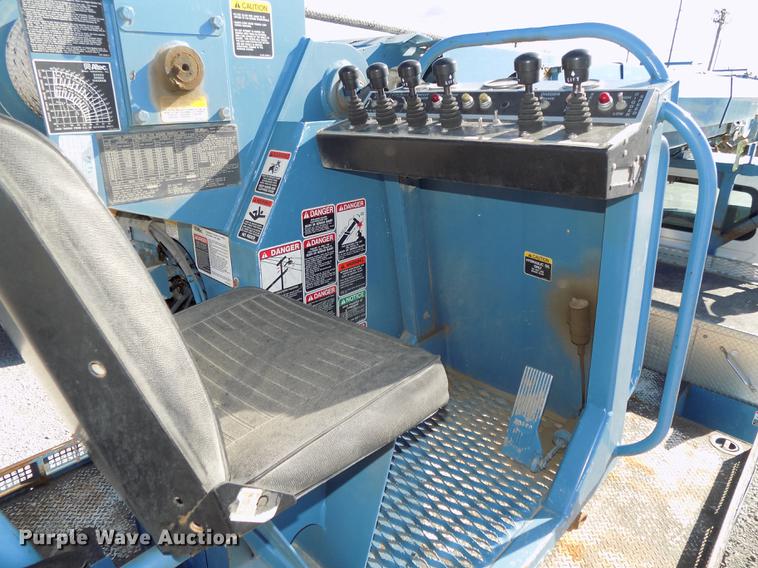 image for item DE7659 2005 International 7400 digger derrick truck