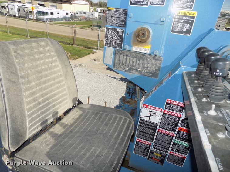 image for item DE7659 2005 International 7400 digger derrick truck