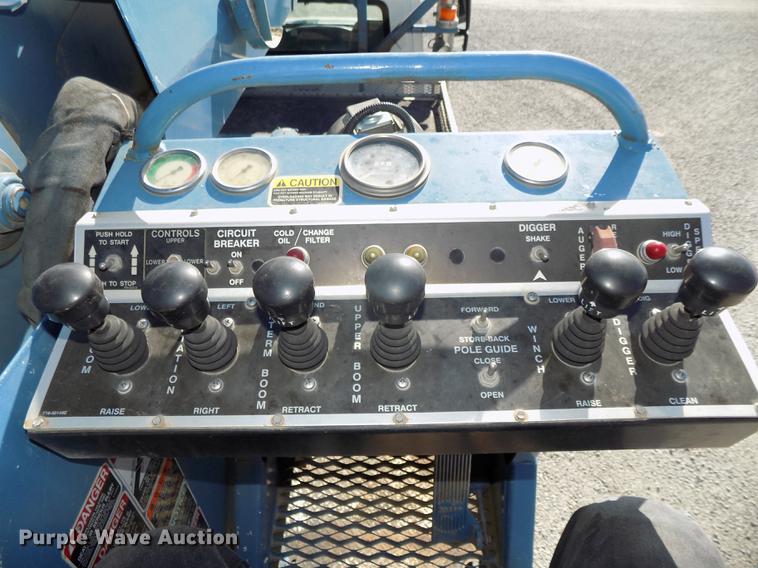 image for item DE7659 2005 International 7400 digger derrick truck