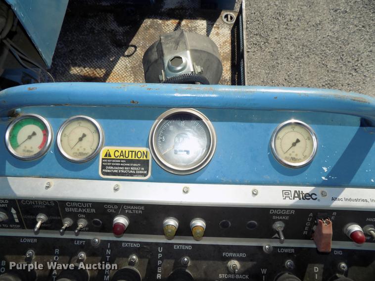 image for item DE7659 2005 International 7400 digger derrick truck