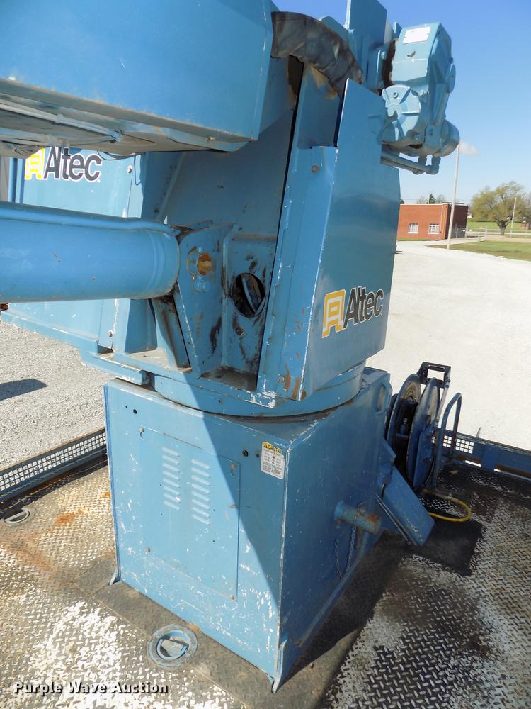 image for item DE7659 2005 International 7400 digger derrick truck