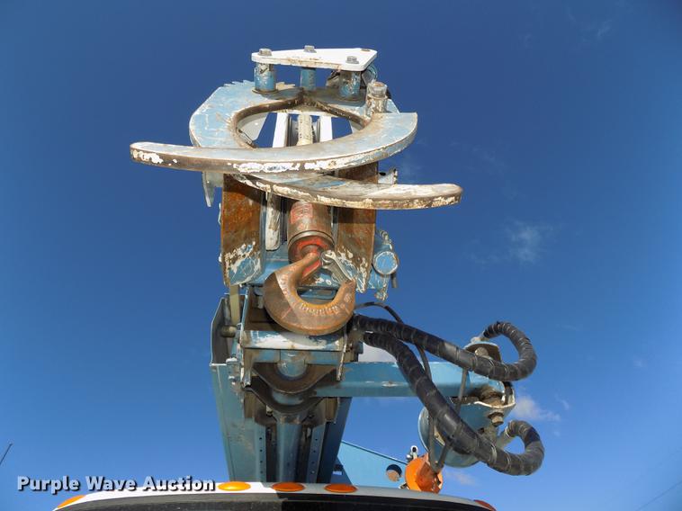 image for item DE7659 2005 International 7400 digger derrick truck