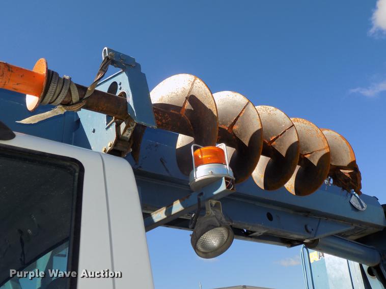 image for item DE7659 2005 International 7400 digger derrick truck