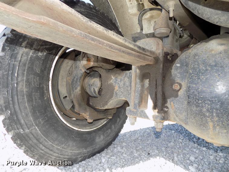 image for item DE7659 2005 International 7400 digger derrick truck