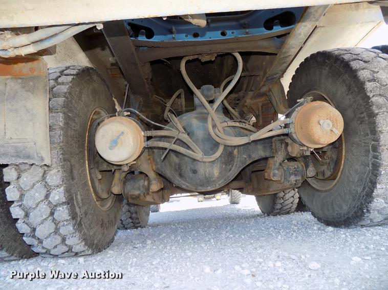 image for item DE7659 2005 International 7400 digger derrick truck