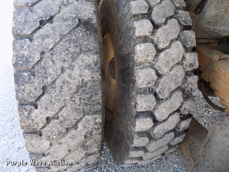 image for item DE7659 2005 International 7400 digger derrick truck