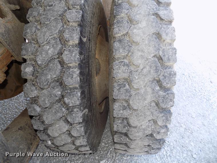 image for item DE7659 2005 International 7400 digger derrick truck