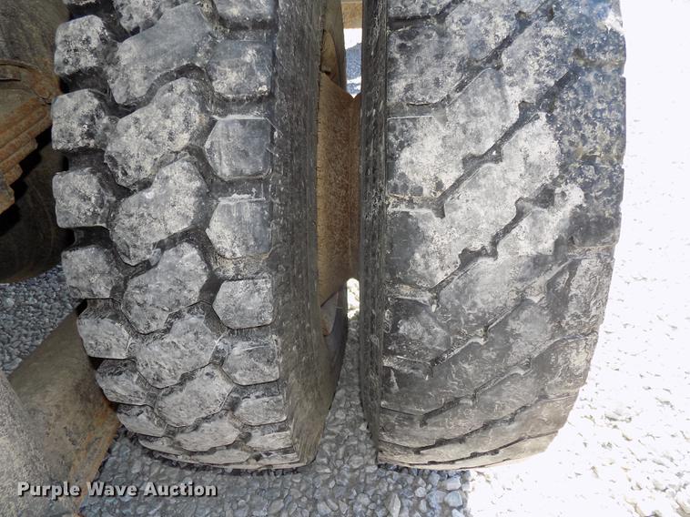 image for item DE7659 2005 International 7400 digger derrick truck