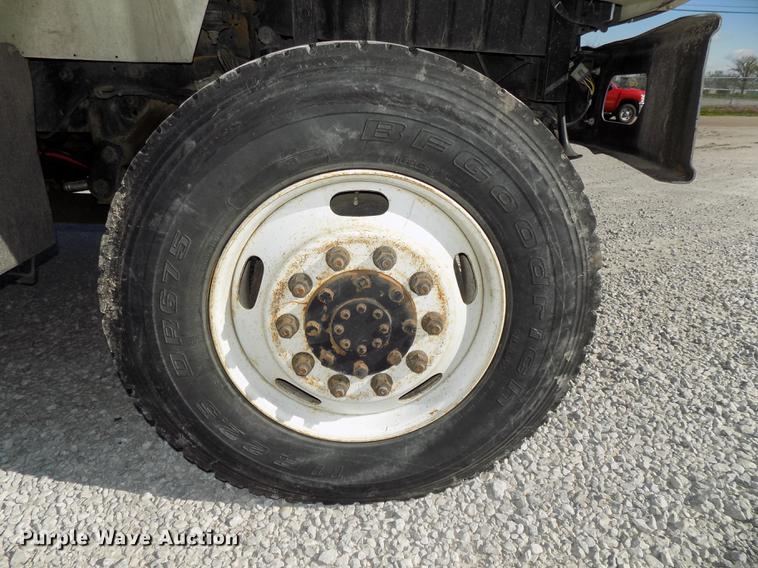 image for item DE7659 2005 International 7400 digger derrick truck