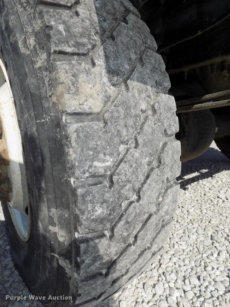 image for item DE7659 2005 International 7400 digger derrick truck