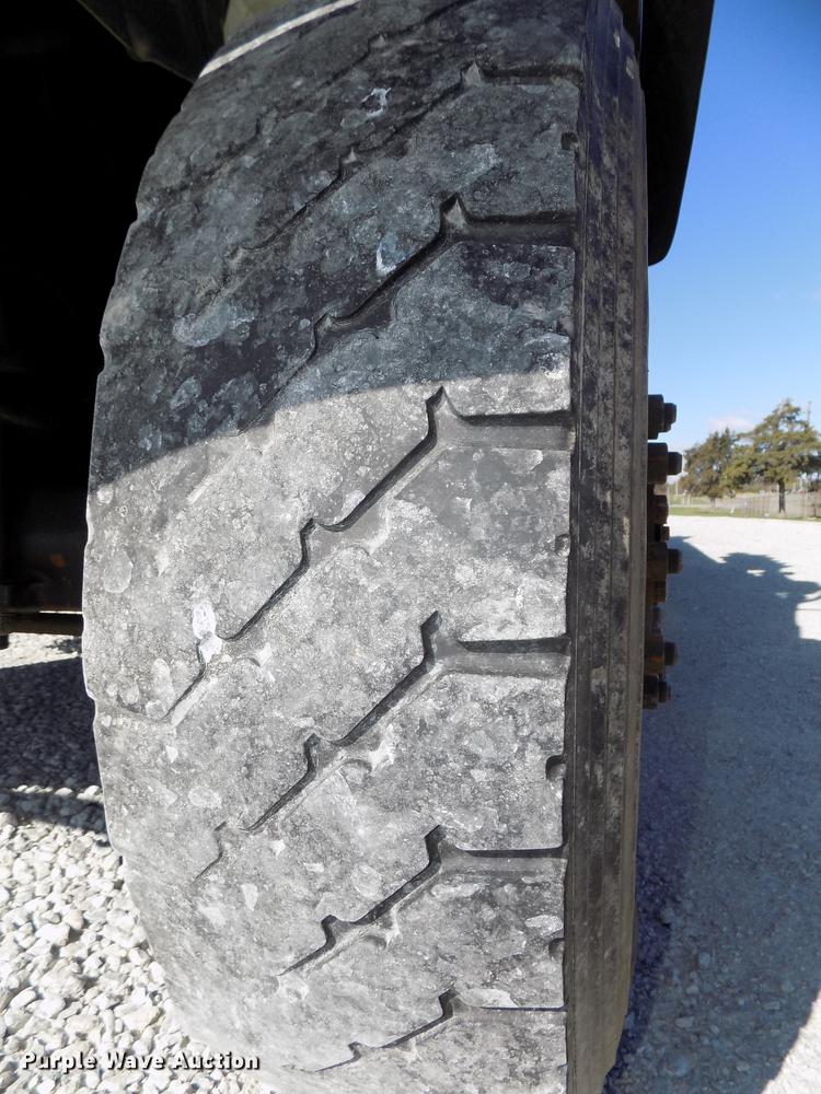 image for item DE7659 2005 International 7400 digger derrick truck