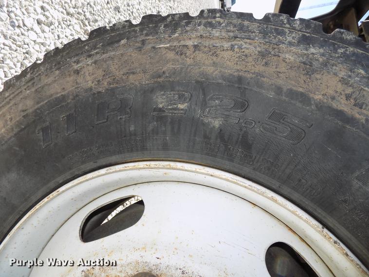 image for item DE7659 2005 International 7400 digger derrick truck