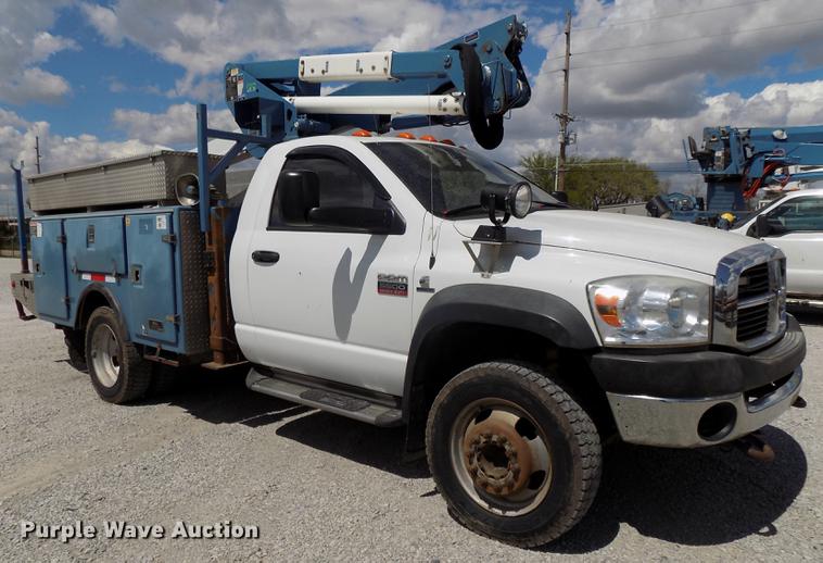 image for item DE7661 2009 Dodge Ram 5500 bucket truck