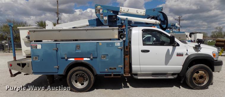 image for item DE7661 2009 Dodge Ram 5500 bucket truck
