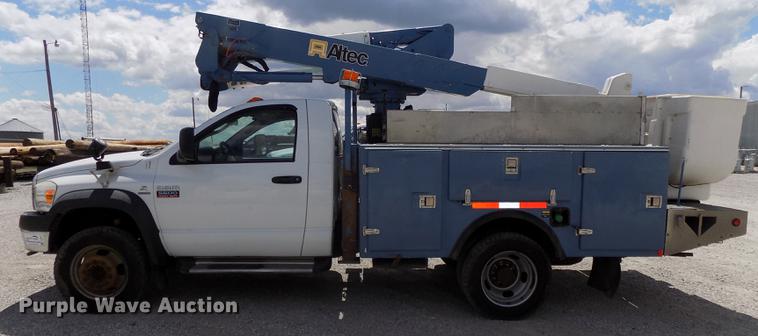 image for item DE7661 2009 Dodge Ram 5500 bucket truck
