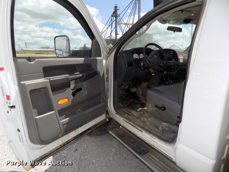 image for item DE7661 2009 Dodge Ram 5500 bucket truck