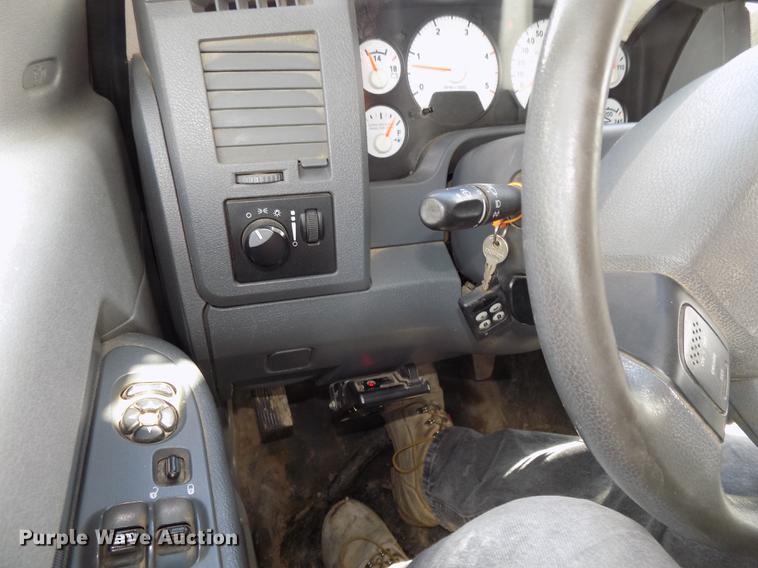 image for item DE7661 2009 Dodge Ram 5500 bucket truck