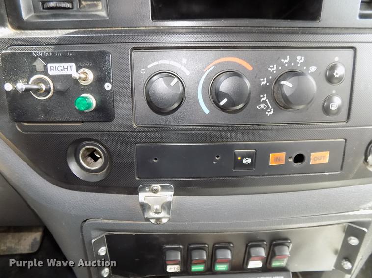 image for item DE7661 2009 Dodge Ram 5500 bucket truck