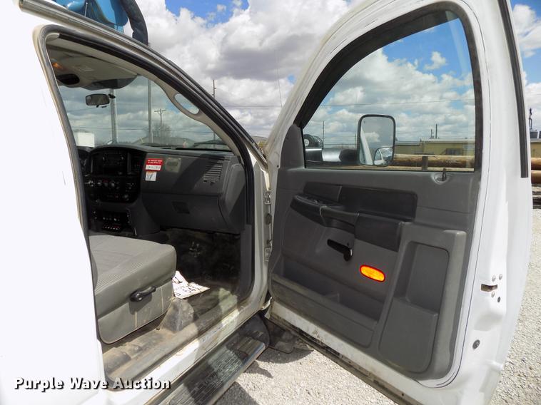 image for item DE7661 2009 Dodge Ram 5500 bucket truck