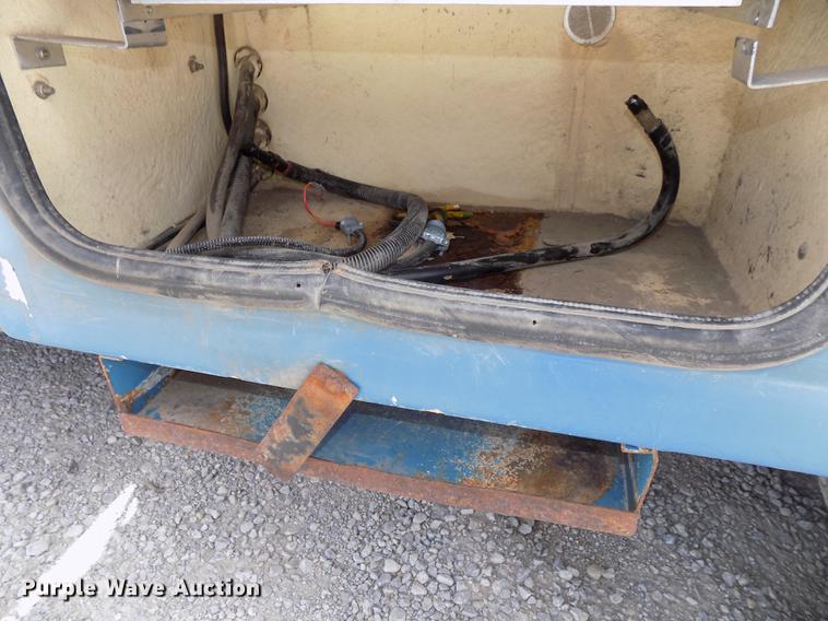 image for item DE7661 2009 Dodge Ram 5500 bucket truck