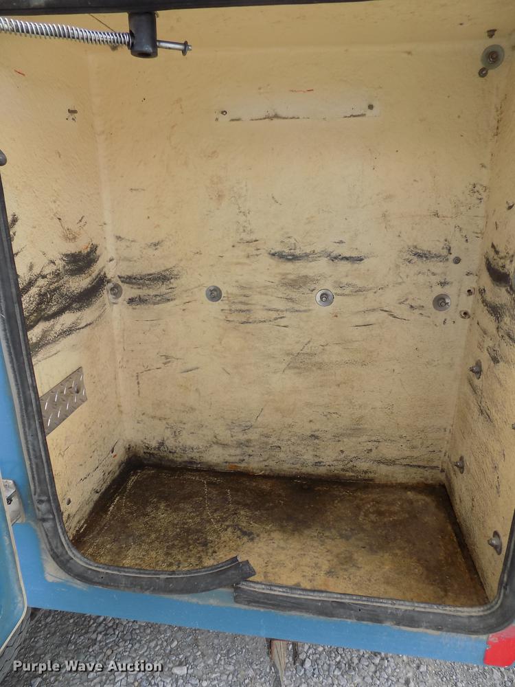 image for item DE7661 2009 Dodge Ram 5500 bucket truck