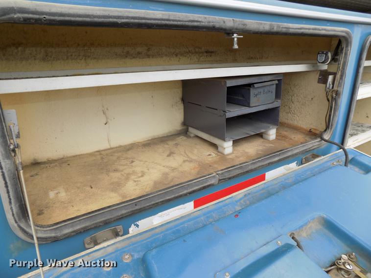 image for item DE7661 2009 Dodge Ram 5500 bucket truck