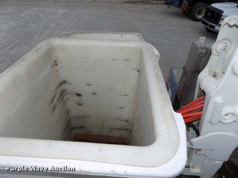 image for item DE7661 2009 Dodge Ram 5500 bucket truck