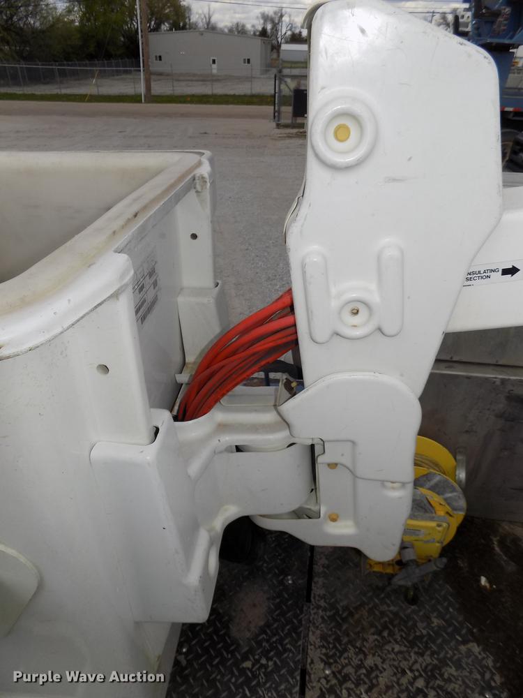 image for item DE7661 2009 Dodge Ram 5500 bucket truck