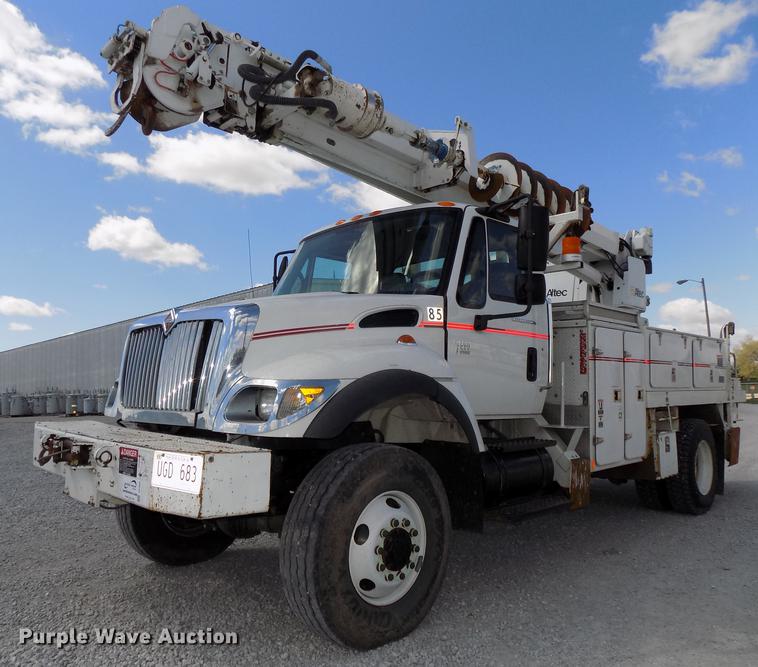 image for item DE7664 2003 International 7400 digger derrick truck