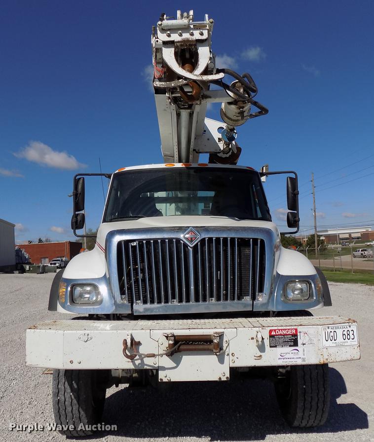 image for item DE7664 2003 International 7400 digger derrick truck