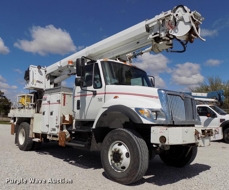 image for item DE7664 2003 International 7400 digger derrick truck