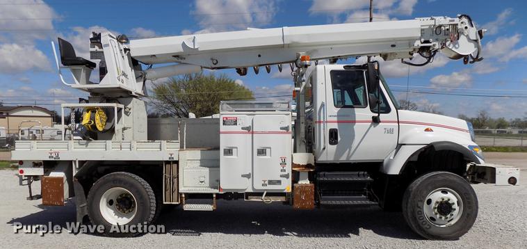 image for item DE7664 2003 International 7400 digger derrick truck