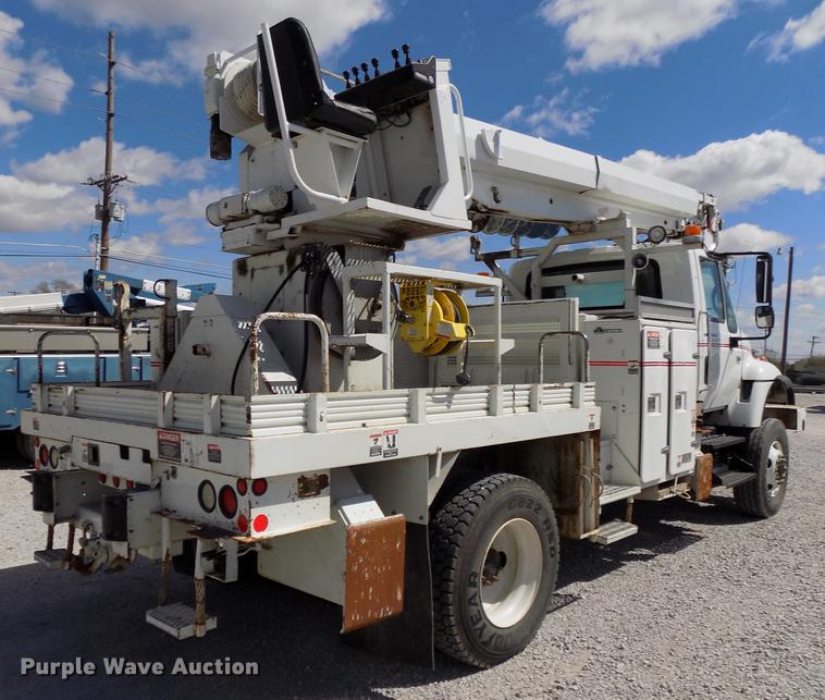 image for item DE7664 2003 International 7400 digger derrick truck